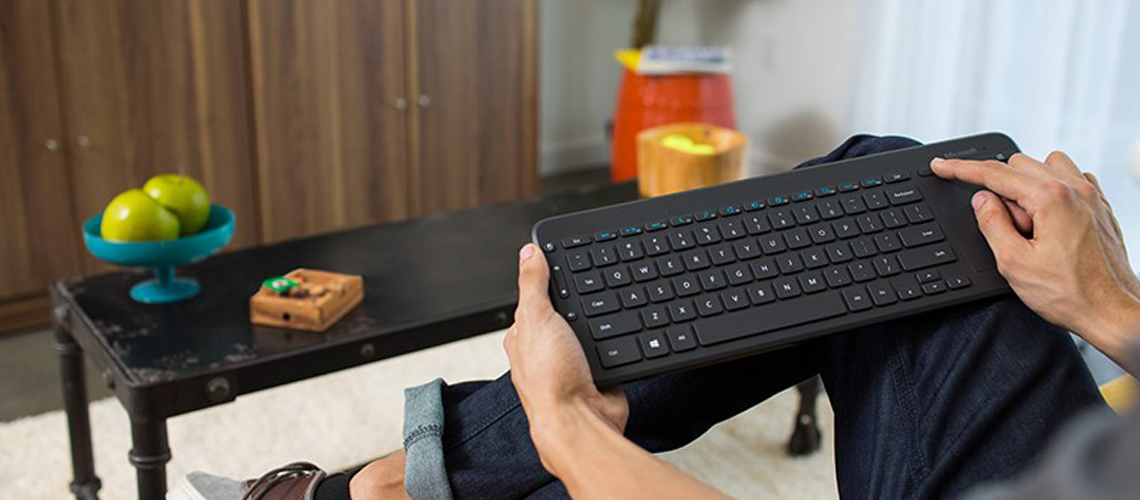 Die Tastatur mit Multitouch Trackpad und Medienschnellzugriffstasten MICROSOFT All in One MediaWireless Keyboard DE Layout QWERTZ